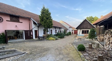 Chalupa s baz�nem - uzav�en� dv�r - Vyso�ina