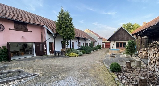 Chalupa s baz�nem - uzav�en� dv�r - Vyso�ina