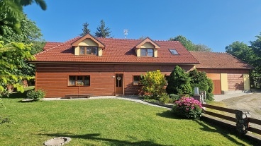 Chalupa CHKO Moravský kras - bazén a koně