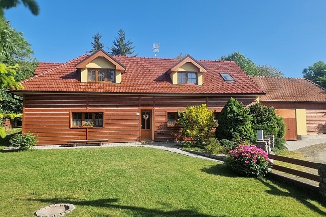 Chalupa CHKO Moravský kras - bazén a koně