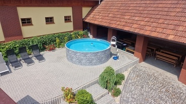 Chalupa CHKO Moravský kras - bazén a koně