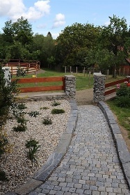 Chalupa CHKO Moravsk kras - bazn a kon