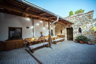U TŘÍ RŮŽÍ - ubytování a vinný sklep - Vrbice