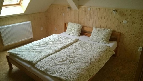 Chalupa u p�ehrady Fl�je - Kl�ny - Kru�n� hory