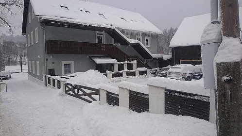 Chalupa u p�ehrady Fl�je - Kl�ny - Kru�n� hory