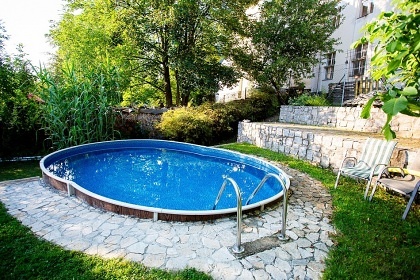 Penzion Pos�zav� s baz�nem - hrad Pirk�tejn