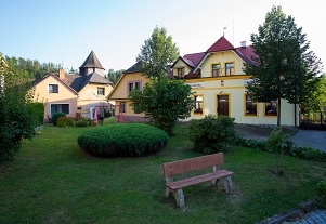 Penzion Pos�zav� s baz�nem - hrad Pirk�tejn