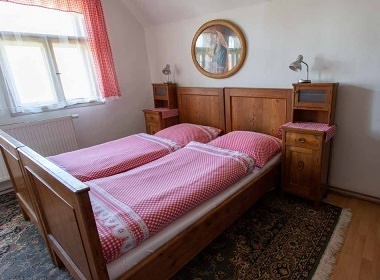 Penzion Pos�zav� s baz�nem - hrad Pirk�tejn