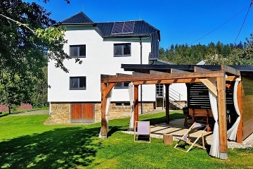 Chalupa s baz�nem u p�ehrady - Rali�ka - Beskydy