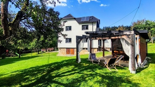 Chalupa s baz�nem u p�ehrady - Rali�ka - Beskydy