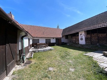 Chalupa Kulířov - uzavřený dvůr - Moravský kras