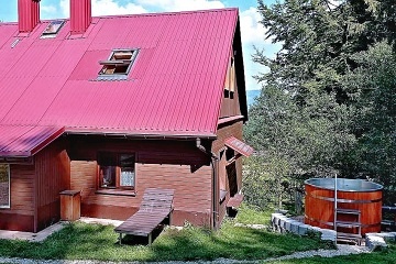 Chalupa s baznem - polosamota u lesa Beskydy