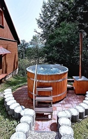 Chalupa s baznem - polosamota u lesa Beskydy