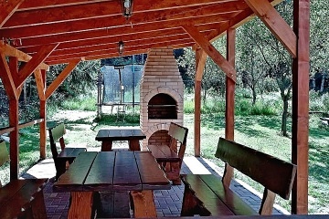 Chalupa s baznem - polosamota u lesa Beskydy