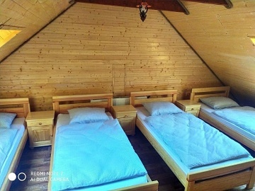 Chalupa s baznem - polosamota u lesa Beskydy