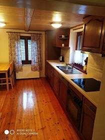 Chalupa s baznem - polosamota u lesa Beskydy