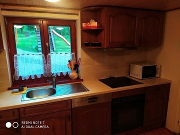 Chalupa s baznem - polosamota u lesa Beskydy