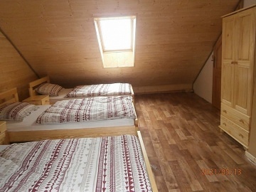 Chalupa s baznem - polosamota u lesa Beskydy