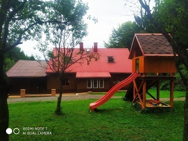 Chalupa s baznem - polosamota u lesa Beskydy