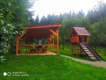 Chalupa s baznem - polosamota u lesa Beskydy