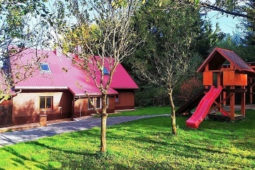 Chalupa s baznem - polosamota u lesa Beskydy