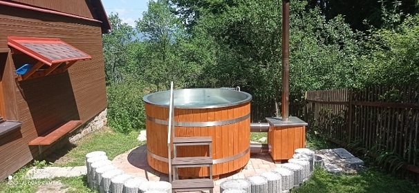 Chalupa s baznem - polosamota u lesa Beskydy