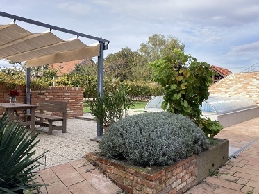 Chalupa baz�n a vinn� sklep - Nov� Ml�ny - P�lava