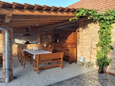 Chalupa baz�n a vinn� sklep - Nov� Ml�ny - P�lava