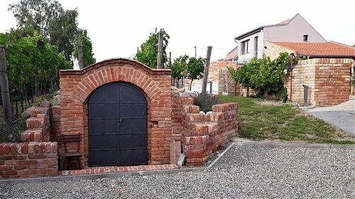 Chalupa baz�n a vinn� sklep - Nov� Ml�ny - P�lava