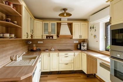 Chalupa s baz�nem - z�mek Kol�tejn - �er�k