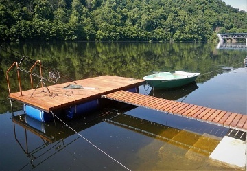 Chata a loďka přímo u přehrady Vranov - Cornštejn