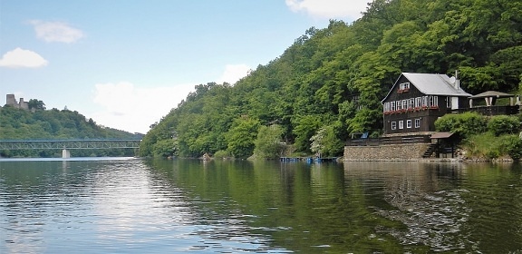 Chata a loďka přímo u přehrady Vranov - Cornštejn