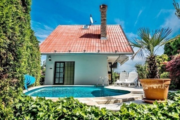 Chata s bazénem u řeky Lužnice - jižní Čechy