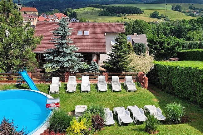 Wellness chalupa Český ráj - bazén a hrad Pecka