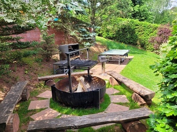 Wellness chalupa �esk� r�j - baz�n a hrad Pecka