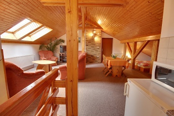 Wellness chalupa �esk� r�j - baz�n a hrad Pecka