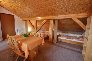 Wellness chalupa �esk� r�j - baz�n a hrad Pecka