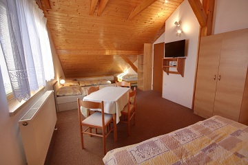 Wellness chalupa �esk� r�j - baz�n a hrad Pecka