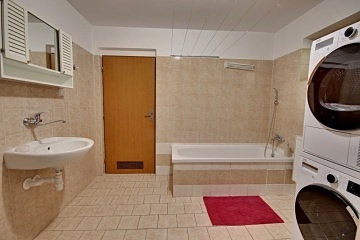 Wellness chalupa �esk� r�j - baz�n a hrad Pecka