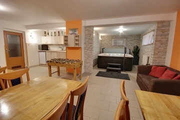 Wellness chalupa �esk� r�j - baz�n a hrad Pecka