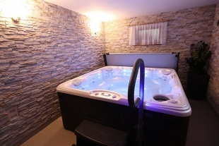 Wellness chalupa �esk� r�j - baz�n a hrad Pecka