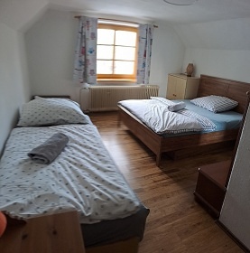 Chalupa s baz�nem - Lipensk� jezero - ji�n� �echy