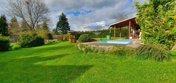 Chalupa s baz�nem - Lipensk� jezero - ji�n� �echy