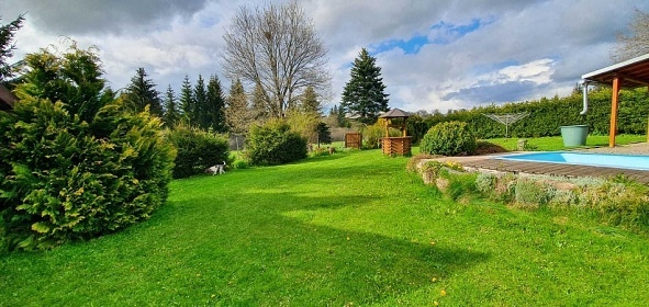 Chalupa s baz�nem - Lipensk� jezero - ji�n� �echy