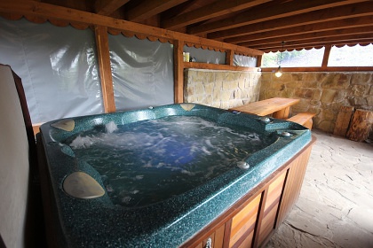 Rodinn� chalupa v��ivka a baz�n - Vset�nsk� Be�va