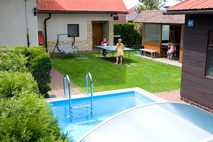 Chata s baz�nem - u p�ehrady na Horn� Be�v�