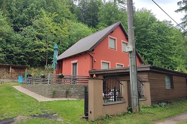 Chata u řeky Sázava - hrad Český Šternberk