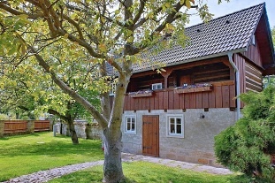 Roubenka s baz�nem - hrad Bezd�z a hrad Houska