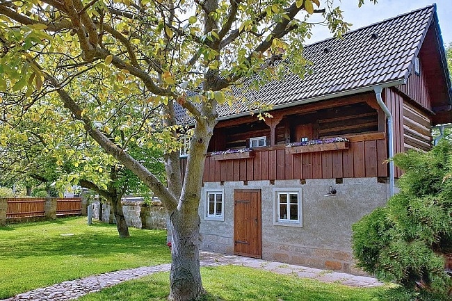 Roubenka s baz�nem - hrad Bezd�z a hrad Houska