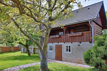 Roubenka s baz�nem - hrad Bezd�z a hrad Houska